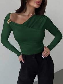 Firerie 女士新款优雅不对称肩部长袖裹身金属装饰褶皱修身T恤，适合秋季、返校季、秋季女装、机场、外出穿着 - 墨綠色 - 查看 3