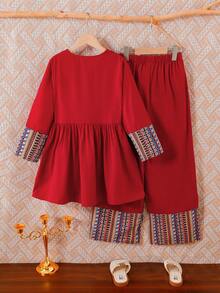 SHEIN Tween Girl V-Neck Geometric Print Long Shirt Blouse And Wide Leg Pants Casual Outfit رمضان Tween Girl Casual Round Neck Short Sleeve Top And Ditsy Floral Pants Set الملابس التقليدية العربية,Kids - Red - View 7
