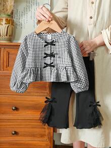 0-3岁男女宝宝经典黑白格子长袖开衫上衣搭配纯黑色长裤套装，时尚百搭，适合外出、休闲穿着和家庭聚会。