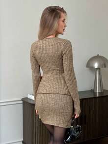 SHEIN Elenzya Ensemble 2 pièces pull graphique style vintage Stockholm et jupe moulante. Tenue élégante et polyvalente pour le travail, les rendez-vous, les fêtes, Thanksgiving - Kaki - Voir 2
