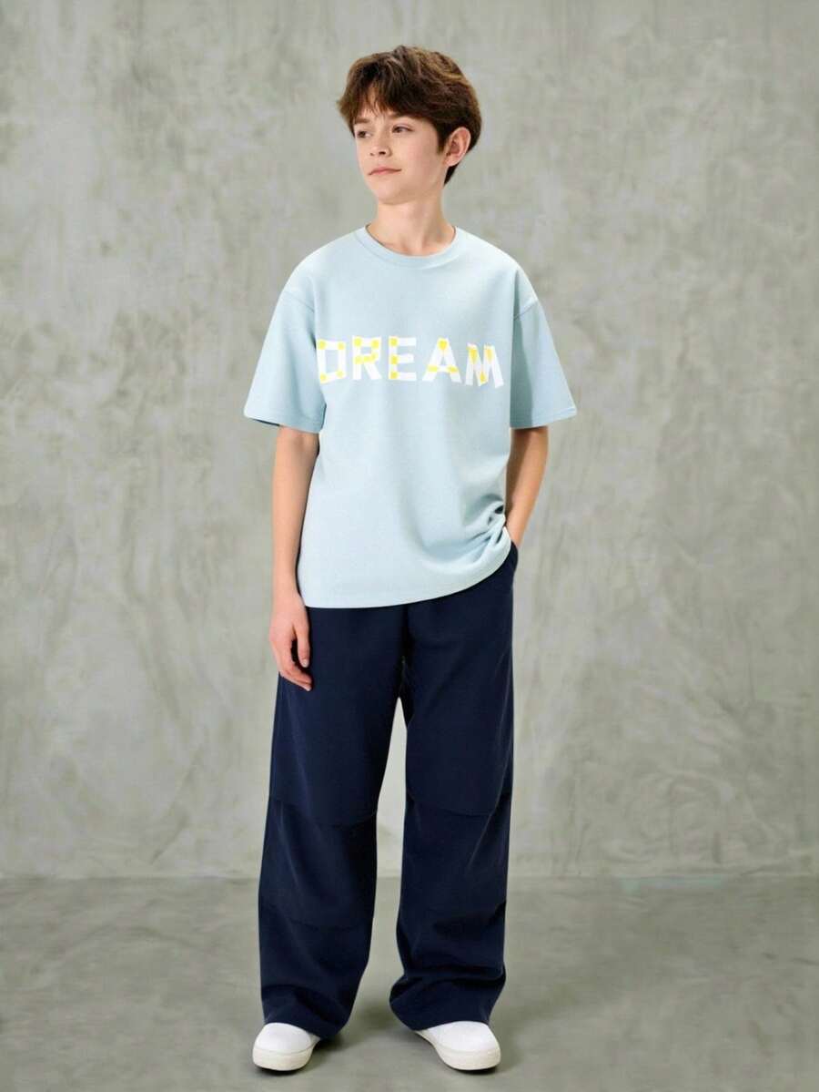 SHEIN Explorewe 男童休闲宽松圆领短袖“DREAM”字母印花上衣搭配阔腿裤,裤子采用松紧腰设计,裤腿有层次感,适合夏季、街头风、返校季和日常穿着。 - 彩色 - 查看 1