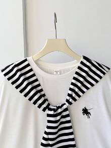 SHEIN 两件套少女黑白T恤，带小logo刺绣，配可拆卸条纹围巾，适合通勤、外出和上学等多种场合。 - 黑與白 - 查看 5