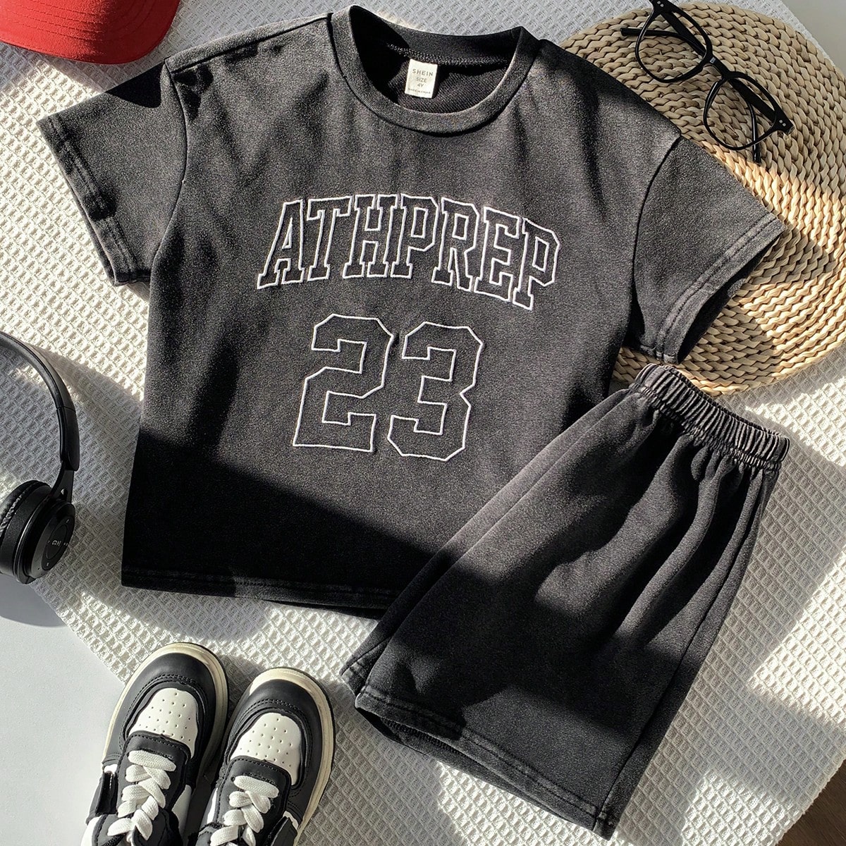 Piezas Conjunto de camiseta de manga corta de ajuste holgado con cuello redondo y pantalones cortos de punto con bordado de copos de nieve y letras nu
