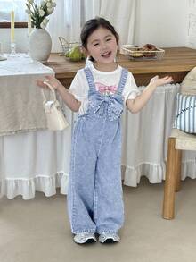 SHEIN Little Byeori 女童立体蝴蝶结蓝色牛仔宽松连体裤，儿童春夏休闲度假乡村波西米亚风服装，女童沙滩装，女童西部街头风服装，春假服装，锐舞派对服装，牛仔连体裤，女童度假服装 - 淺色水洗藍 - 查看 5