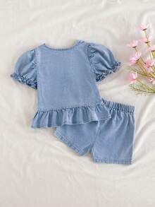 SHEIN Vintaside Kids 女嬰牛仔套裝 - 寬鬆版型荷葉袖牛仔上衣搭配粉色鈕扣裝飾，搭配寬鬆版型彈性腰牛仔短褲。採用輕盈柔軟的棉質牛仔效果面料，時尚女孩必備。適合春夏季穿著、休閒出遊、拍照、派對。秋季新品。 - 淺色水洗藍 - 查看 2