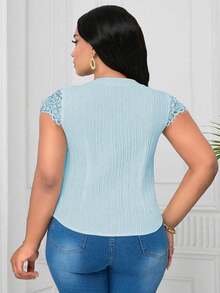 SHEIN Clasi Blusa de tela texturizada con cuello en V y encaje de contraste en talla grande - Celeste - Ver 2