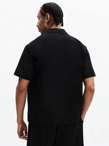 SUMWON Camisa casual de verano de manga corta con cuello Revere, ajuste delgado, con gráficos tonales, estilo contemporáneo, uso diario, ajuste clásico y liso para hombres - Azul Marino - Ver 2