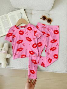 SHEIN Leap Crew Tween Girl 粉色嘴唇和蝴蝶结印花休闲简约圆领短袖上衣和裤子舒适睡衣套装，适合所有季节，妈妈和我搭配的服装（3 套单独出售），适合情人节 - 彩色 - 查看 2