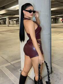 Dayanna Comas 2件套女士深酒红色露背上衣和高开叉短裤套装 - 紅色 - 查看 2