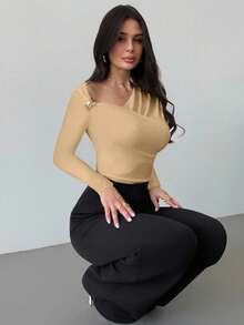 Firerie 女士新款优雅不对称肩部长袖裹身金属装饰褶皱修身T恤，适合秋季、返校季、秋季女装、机场、外出穿着 - 杏色 - 查看 8