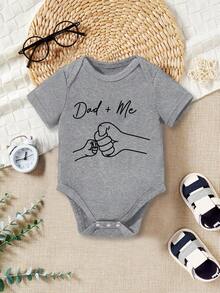 男婴休闲简约卡通父女击拳印花短袖连体衣，适合春夏穿着