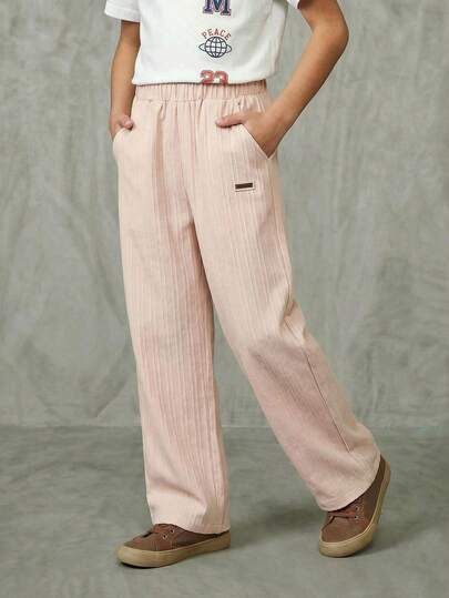 SHEIN Casuvi Kids 1 st. kakifärgade, ribbade, raka byxor med vertikal textur, lösa byxor för pojkar. Avslappnad, mångsidig, ny stil för vår/sommar. Klassisk, minimalistisk, lättmatchad. Lämplig för campus, urban fritid, helgträffar och andra tillfällen.