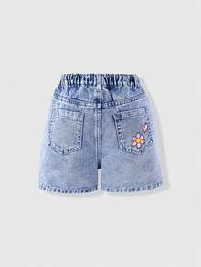 SHEIN ChillGRL 少女水豚卡通印花牛仔短裤，可爱甜美休闲时尚推荐！经典水洗蓝牛仔面料舒适，卡通元素印花图案更加吸睛，高腰弹力腰带搭配仿链条装饰设计，方便穿脱，直筒裤型，修饰腿型。适合日常出行、校园休闲、周末旅行、返校季、假期等各种场合，让孩子的每一天都充满时尚活力！ - 淺色水洗藍 - 查看 4