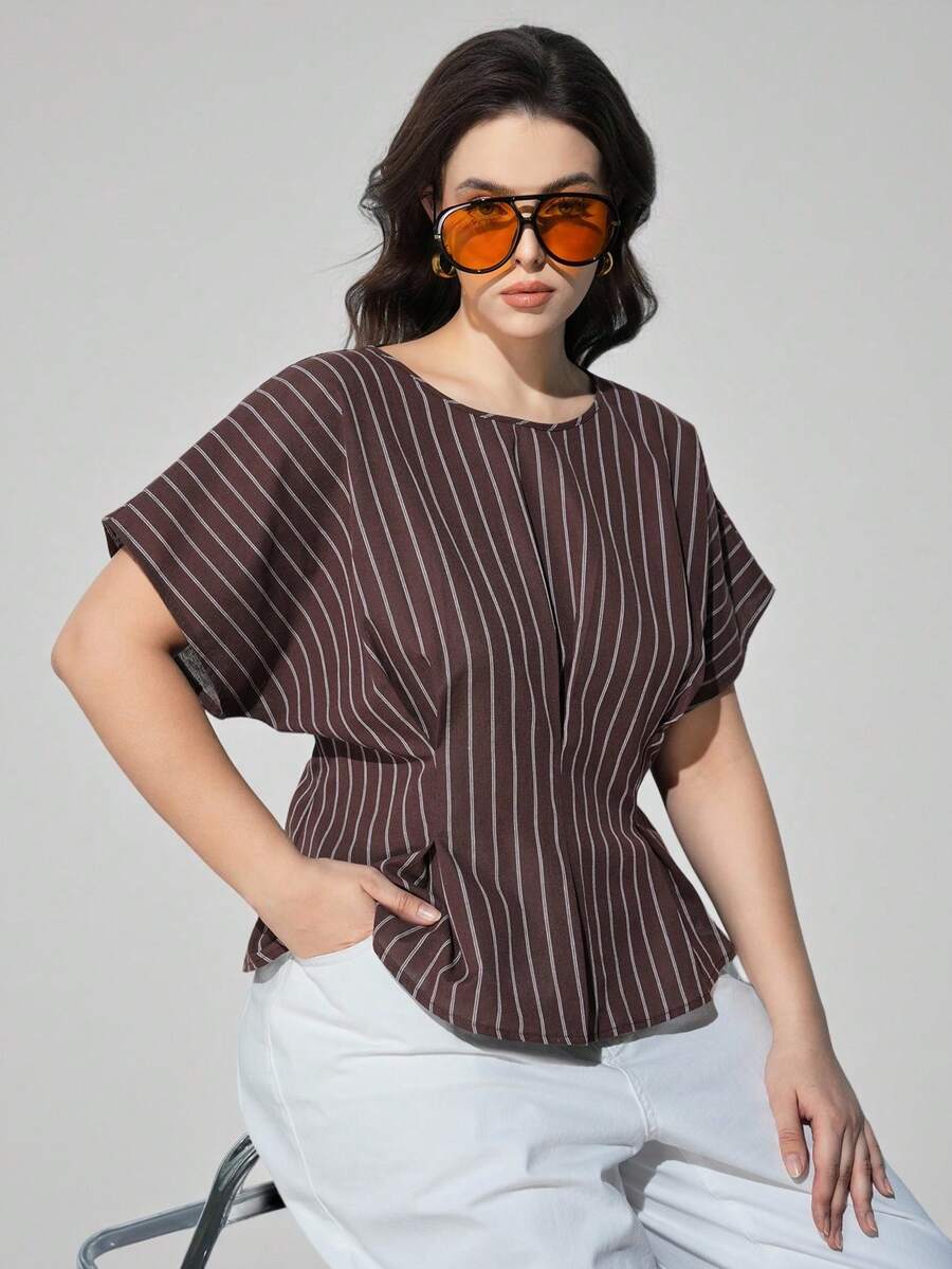 Maija 大码女式棕色底白色条纹梭织舒适衬衫，圆领落肩短袖前褶装饰衬衫，现代都市休闲商务通勤款 - 棕色 - 查看 1