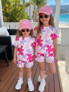 SHEIN Set de 2 piezas: Blusa de manga corta con cuello redondo y estampado de elementos frescos y dulces + Pantalones cortos para niñas pequeñas, ligero y refrescante conjunto de verano, 4-7 años