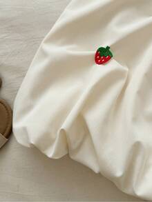 SHEIN Robe d'été beige à col rond sans manches pour jeune fille, avec une forme de bouton de fleur à bulles, dans un style doux et princesse avec un fort sens du design. Le tissu tressé est d'épaisseur modérée. Les badges de fraises décorés sur la robe sont mignons et adorables. La forme de bouton de fleur à bulles convient aux visites quotidiennes dans les champs de fraises, aux tenues de mariage, aux vêtements d'anniversaire, à la détente à la maison et à la lecture de livres d'images. Assister à une fête - Nude - Voir 9