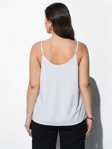 Maija 加大码白色蕾丝拼接吊带背心，优雅浪漫，时尚舒适，宽松V领可调节细肩带，适合度假、商务休闲、户外穿着。白色蕾丝吊带背心，蕾丝边饰，白色吊带背心，白色上衣，曲线白色上衣，圣帕特里克节女士复活节夏季复活节女士派对上衣，海滩夏季假期，女士度假，夏季女士外出，毕业典礼。 - 白色 - 查看 2