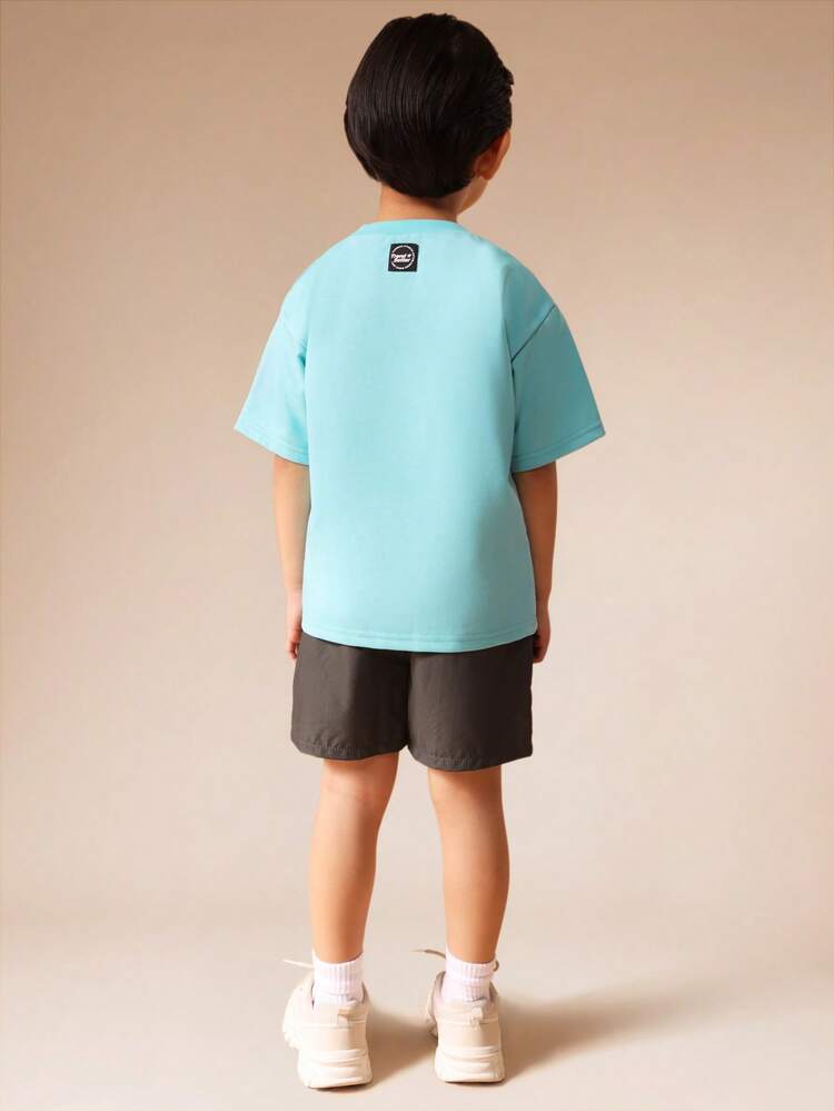 Hellblaues Rundhals-T-Shirt mit grauen Shorts