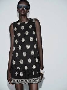 Lumivelle 佩斯利花纹下摆黑色底白色花朵娃娃迷你连衣裙 - 黑與白 - 查看 1