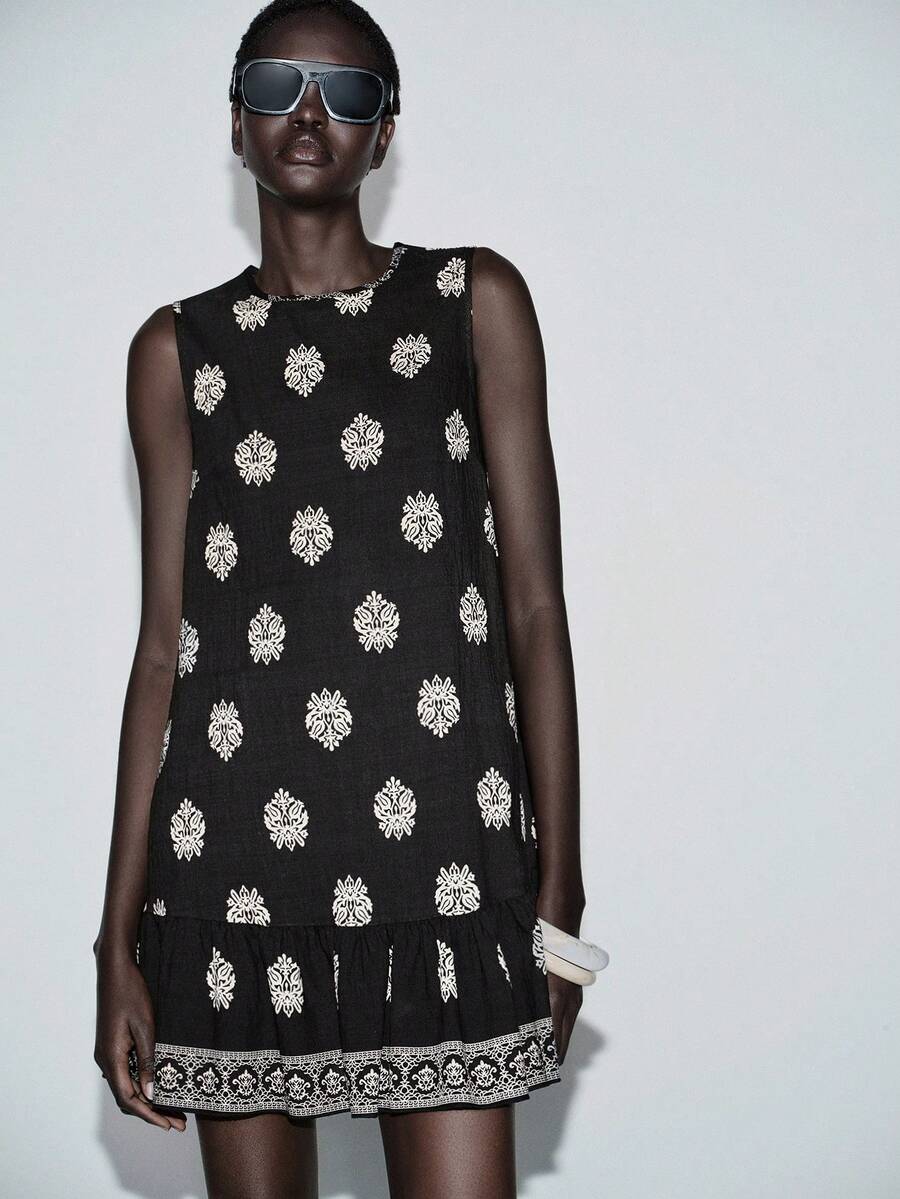Lumivelle 佩斯利花纹下摆黑色底白色花朵娃娃迷你连衣裙 - 黑與白 - 查看 1