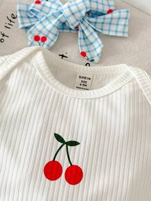SHEIN Playful Pals 2件套新生女婴圆领荷叶袖露肩樱桃水果印花按扣裆部连体衣+松紧腰蓝色蝴蝶结格子印花灯笼裤短裤，配发带，休闲可爱乡村风套装，适合夏季郊游和度假。 - 淺藍色 - 查看 5