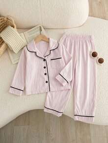 SHEIN 两件套女宝宝可爱甜美时尚休闲浅粉色竖条纹缎面丝绸质感撞色黑色滚边包边口袋装饰翻领纽扣长袖衬衫上衣和松紧腰长裤两件套睡衣家居服睡衣柔软舒适，适合日常居家穿着，春秋冬皆宜。 - 粉色 - 查看 10