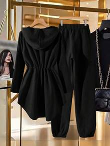 GlowEve CURVE Conjunto de 2 piezas casual para mujer talla grande con chaqueta con capucha, manga larga, cierre frontal con cremallera y cintura con cordón, y pantalones jogger de unicolor - Negro - Ver 2