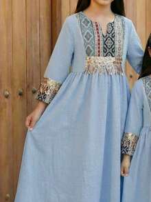 SHEIN Vestido suelto elegante para niña preadolescente con escote en V con muesca, estampado retro, patchwork y unicolor - Celeste - Ver 4