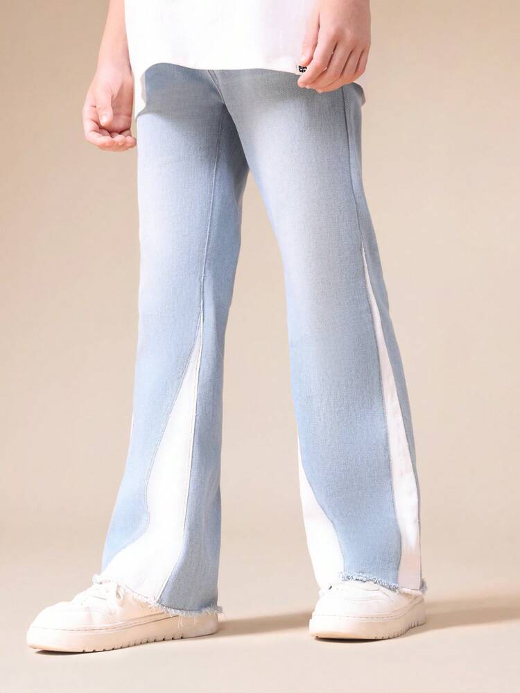 Jeans in denim svasati con pannelli e orlo sfilacciato