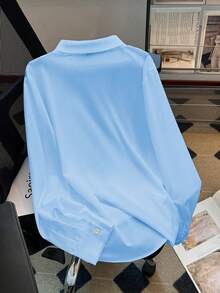 GlowEve CURVE Áo sơ mi dài tay cài một hàng khuy, túi hông, in hình môi, cỡ lớn dành cho nữ. - Màu xanh lam - Xem 2