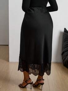 SHEIN PETITE CURVE Chân váy midi cạp trễ phối ren satin trơn cỡ lớn - màu đen - Xem 2