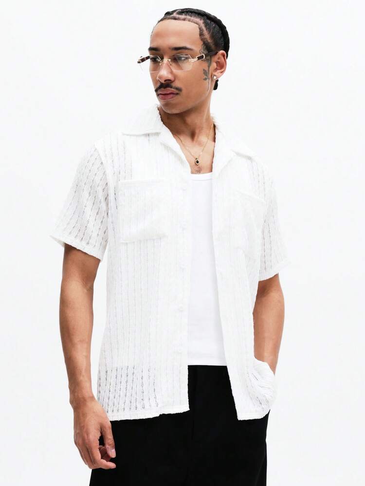 Camisa de manga curta em tecido aberto com gola clássica.