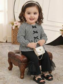 0-3岁男女宝宝经典黑白格子长袖开衫上衣搭配纯黑色长裤套装，时尚百搭，适合外出、休闲穿着和家庭聚会。