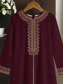 SHEIN 少女款可爱、优雅、复古、别致的长袖长袍，饰以金色蕾丝印花，酒红色，适合春夏、节日、庆典等场合，尽显优雅气质。 - 白色 - 查看 4