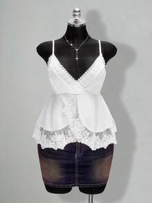 SHEIN ICON 女士加大码复古性感优雅基础休闲都市现代时尚个性化情人节V领拼接蕾丝边白色修身吊带背心 - 白色 - 查看 3