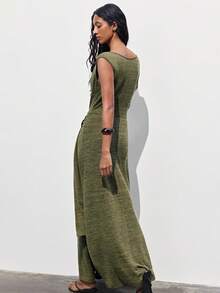 Maija 这款女士休闲宽松长裙采用垂褶领口设计和独特的环扣细节，勾勒出飘逸优雅的廓形。轻盈舒适，适合夏季穿着，是休闲、度假或休闲场合的理想之选，展现女性自信与时尚风格。 - 紫色 - 查看 3