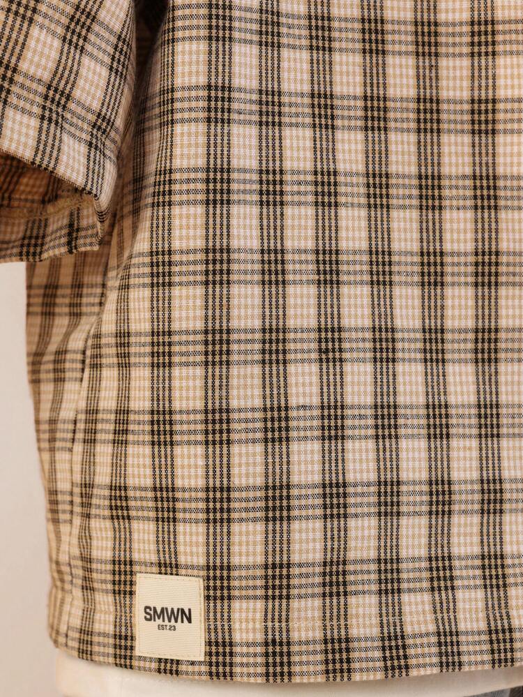 Camisa a cuadros con botones y bolsillo en el pecho