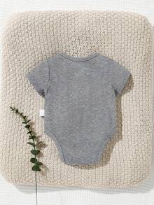 男婴休闲简约卡通父女击拳印花短袖连体衣，适合春夏穿着