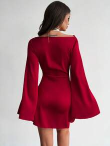 Firerie V领喇叭袖褶皱腰身连衣裙，红色女装，秋冬春季新款简约优雅日常通勤连衣裙，红色缎面褶皱领喇叭袖3D立体花卉装饰缎面女装，优雅别致，情人节约会，新年，外出，婚礼宾客连衣裙 - 紅色 - 查看 5