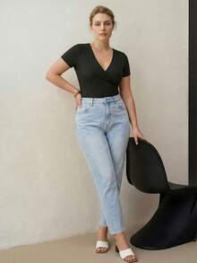 MOTF PREMIUM CAMISETA NEGRA AJUSTADA DE MANGA CORTA CON CUELLO EN V CRUZADO DE unicolor SIMPLE PARA USO DIARIO Y CASUAL PARA MUJERES TALLA GRANDE - Negro - Ver 6