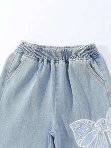 这款少女宽松做旧牛仔裤，复古别致的休闲学院风，推荐用于中东情人节。浅蓝色水洗牛仔布，散发着柔和的春日气息。弹性腰带设计，阔腿廓形，垂坠感十足，适合各种身材，打造轻松随意的造型。两侧饰有3D立体刺绣蝴蝶结，闪亮的亮片和珠子在阳光下熠熠生辉，将甜美元素与休闲牛仔完美融合，四季皆宜。 - 淺色水洗藍 - 查看 5