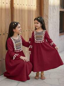 SHEIN Vestido de manga larga acampanado para niñas jóvenes, color borgoña, para otoño, a juego familiar, casual para vacaciones, con patchwork, flecos, cintura elástica y estampado floral - Burdeos - Ver 4