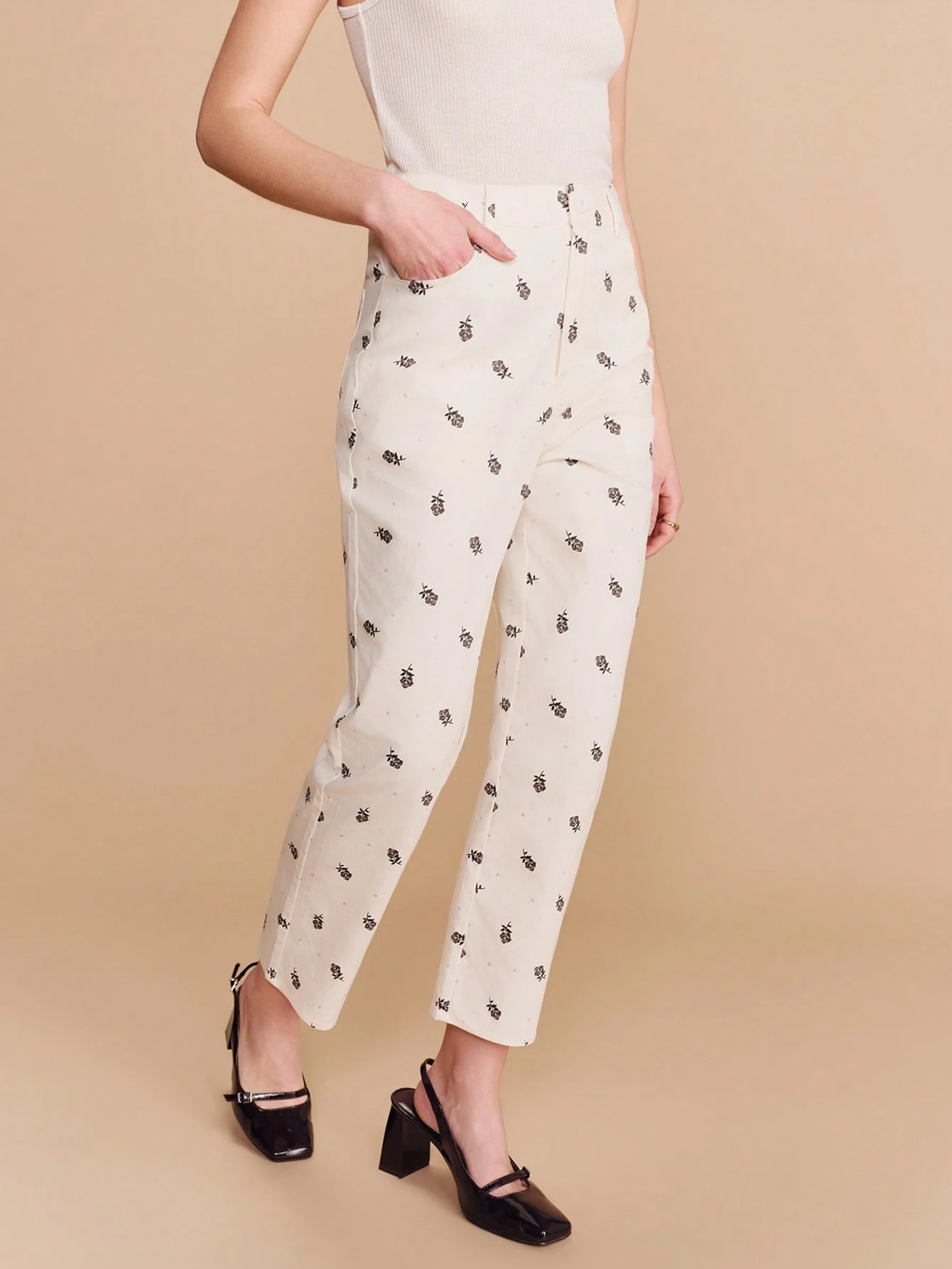 Pantalon droit taille haute crème avec mini-imprimé floral noir. Style vintage, style français, style parisien