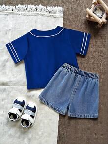 SHEIN Baby Boys' Fashionable Casual White Baseball Jacket Short Sleeve Top And Light Blue Denim Pants Set, White Short Sleeve Baseball Sweatshirt With Blue Floral Pattern And Navy Blue Logo, Soft, Comfortable, Cute, Casual, Outdoor, Sports, Style Suitable For Spring/Summer Outings, Outdoor Play, Vacation, Daily Wear - Royal Blue - View 2