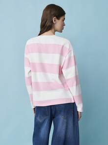 Nöista 这款长袖上衣采用宽松版型，柔软面料上饰有醒目的粉白横条纹。圆领设计，落肩剪裁，穿着舒适自在。是春季女装、春假穿搭、春季服装、休闲装扮以及度假休闲造型的理想之选。 - 粉色 - 查看 2