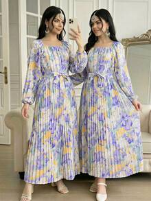 一件女童中东图案长袖轻薄连衣裙，包含传统印花、飘逸裙摆和配套细节，适合所有季节和场合。 - 彩色 - 查看 9