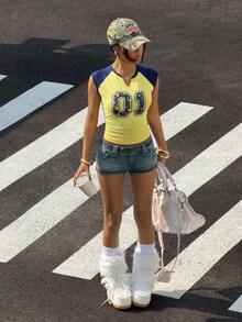 StreetHx 女士春夏学院风数字印花T恤，做旧U领，撞色袖，Y2K街头潮酷风，摇滚朋克风，适合度假、音乐节等场合，修身舒适弹力短袖T恤 - 黃色 - 查看 2