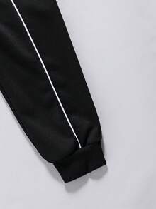 Coolqubz 2 件套青少年男童休闲街头连帽卫衣，带有装饰图案设计，白色条纹点缀突出服装结构，上下套装相配，适合秋冬装，可单独穿着，搭配白色休闲鞋 - 黑色 - 查看 7