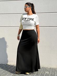 SHEIN EZwear 春夏新款休闲套装，适合外出、日常穿着、派对、音乐节、返校、毕业典礼、度假、购物、下午茶、街头穿搭。套装包含一件圆领短袖修身白色T恤（印有黑白字母图案）和一条黑色弹力针织鱼尾中长裙。大码两件套。 - 彩色 - 查看 5