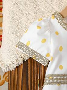 女婴白色梭织黄色波点V领金色滚边短袖上衣和喇叭裤套装，附赠红色印花披肩，春夏款